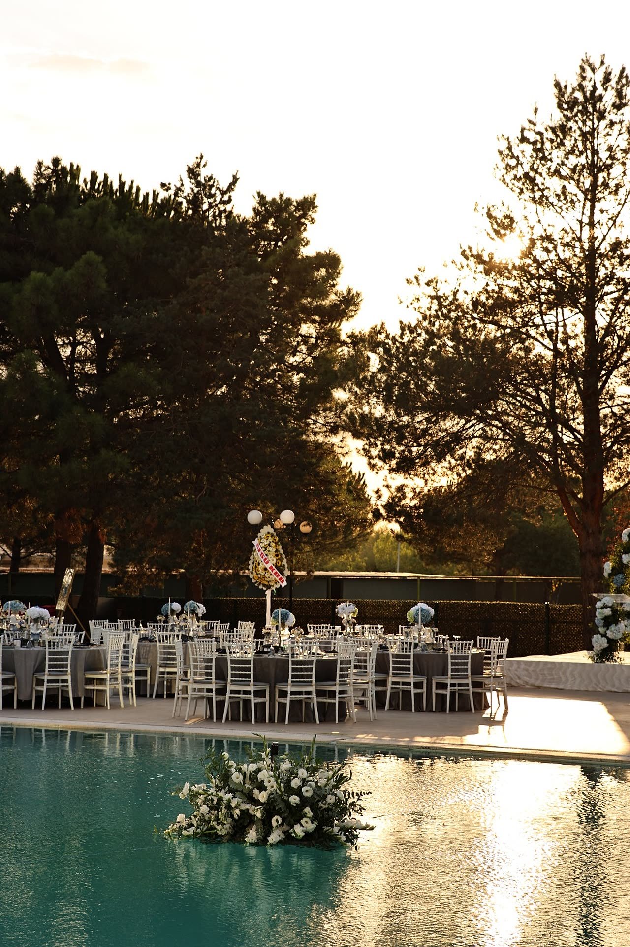 Gün batımında havuzbaşı davet, Emex Hotel