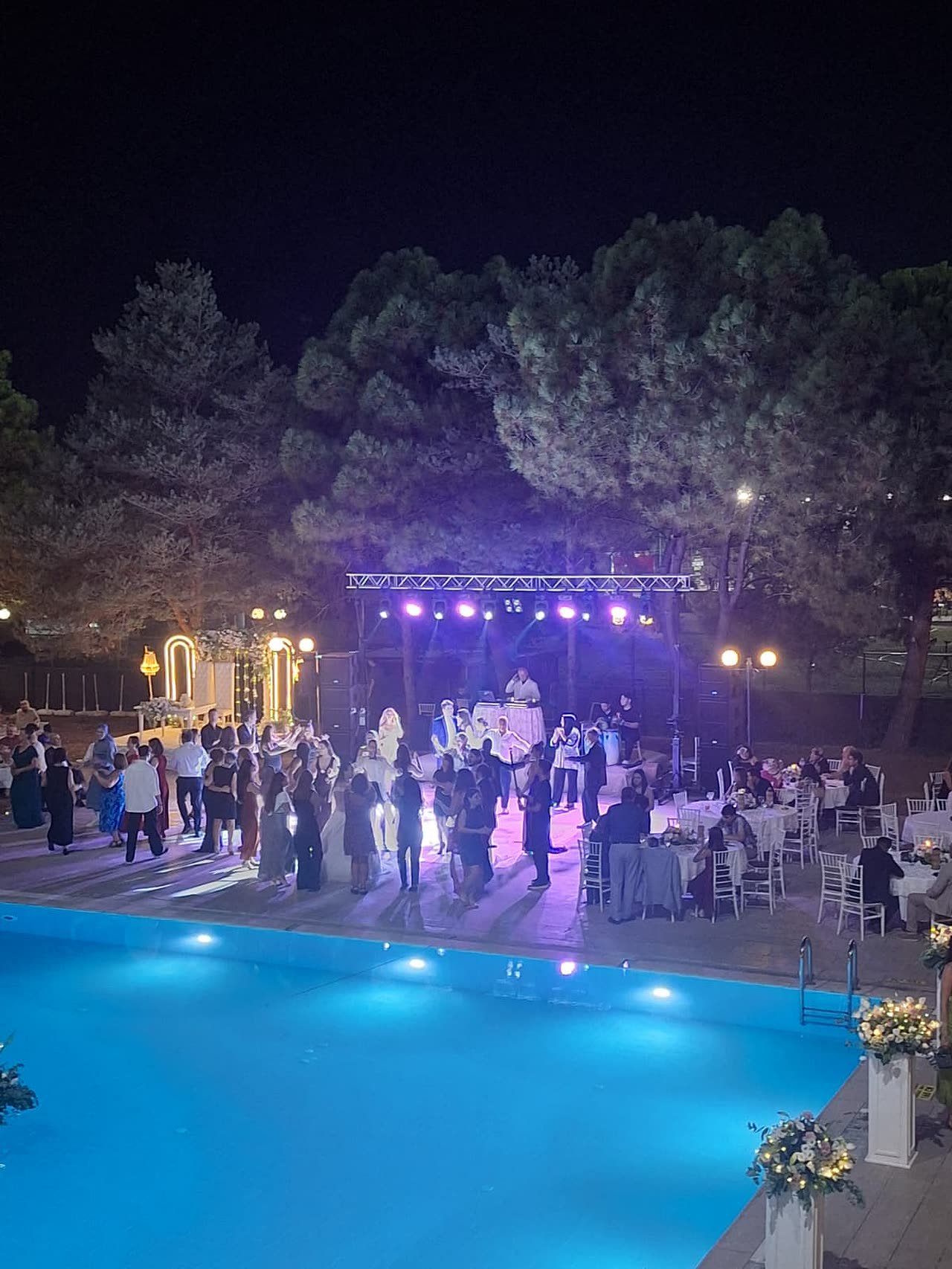 Gece düğün eğlencesi, havuzbaşı sahne