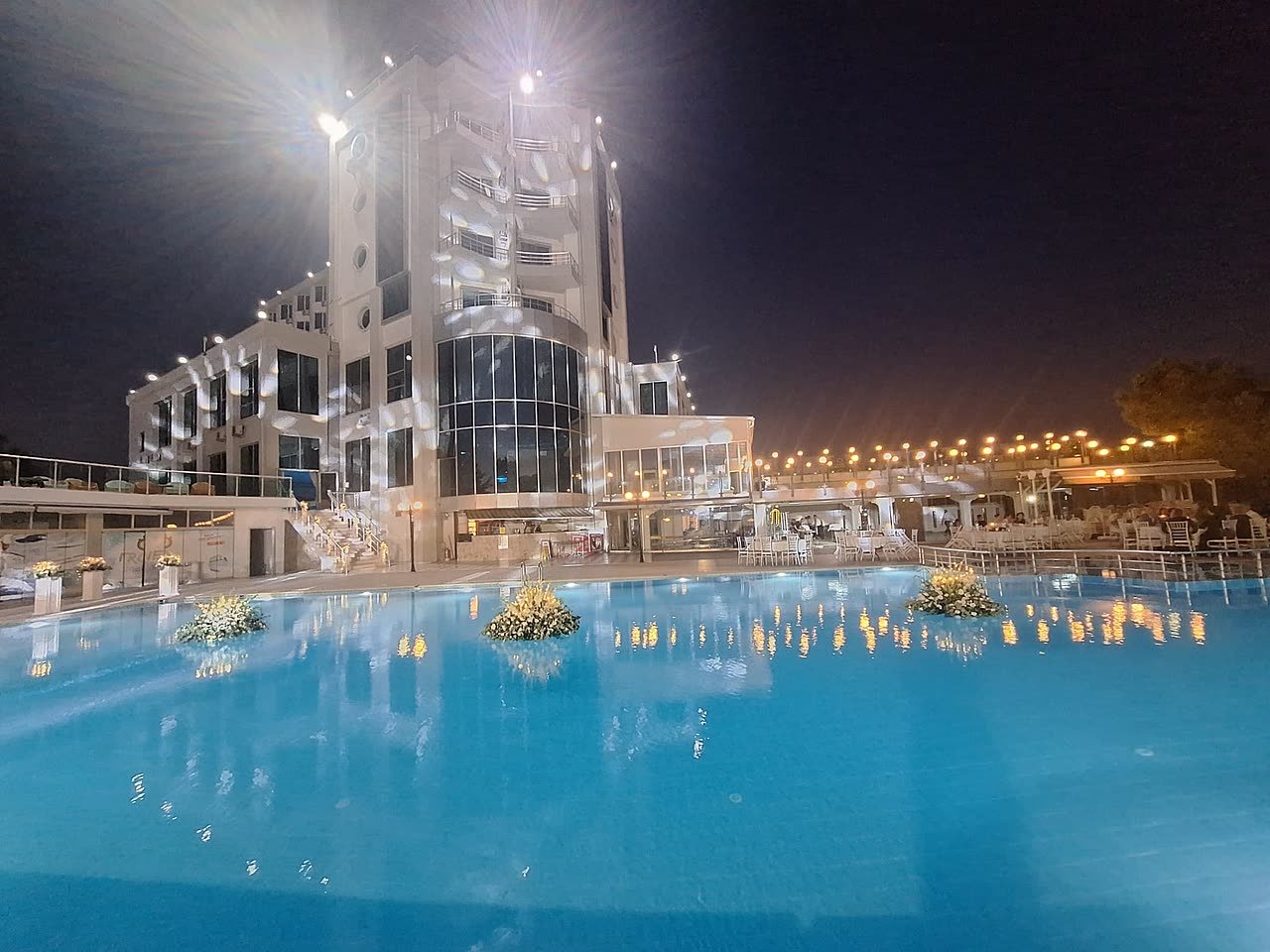 Gece aydınlatmalı otel ve havuz