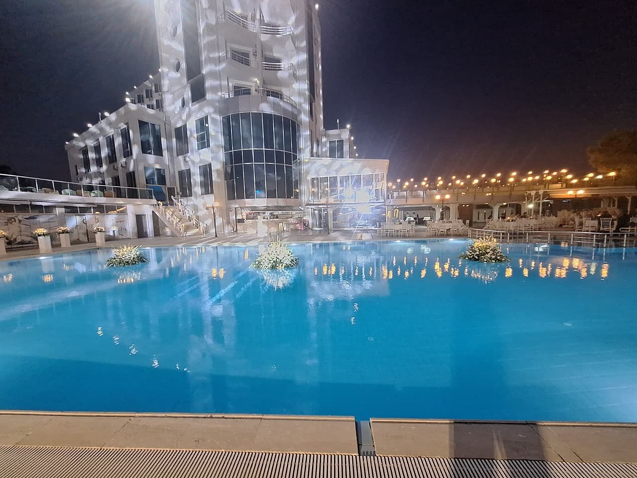 Gece ışıklandırmalı havuz, Emexotel Havuzbaşı