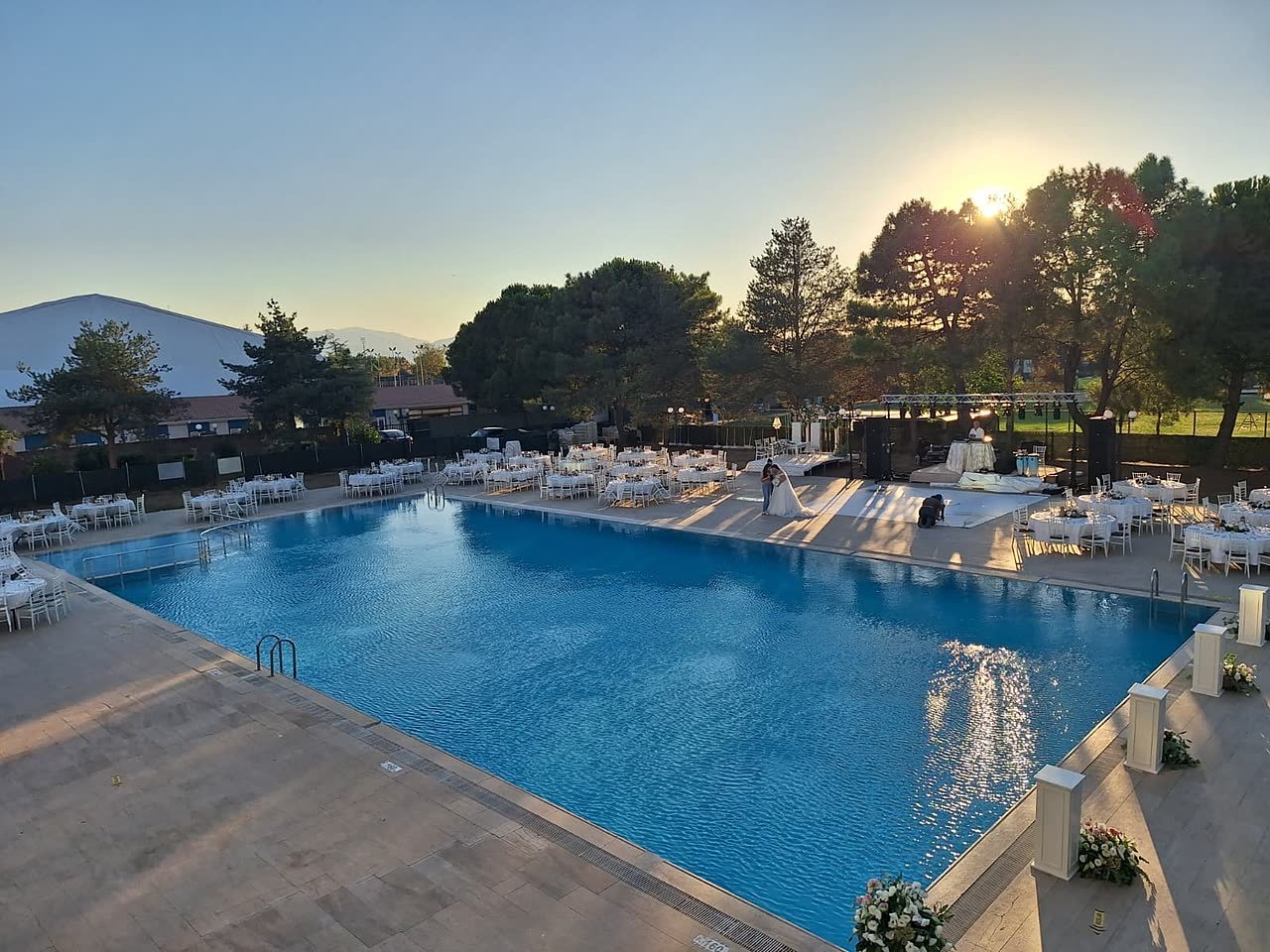 Gün batımında Emexotel Havuzbaşı: havuz ve etkinlik alanı