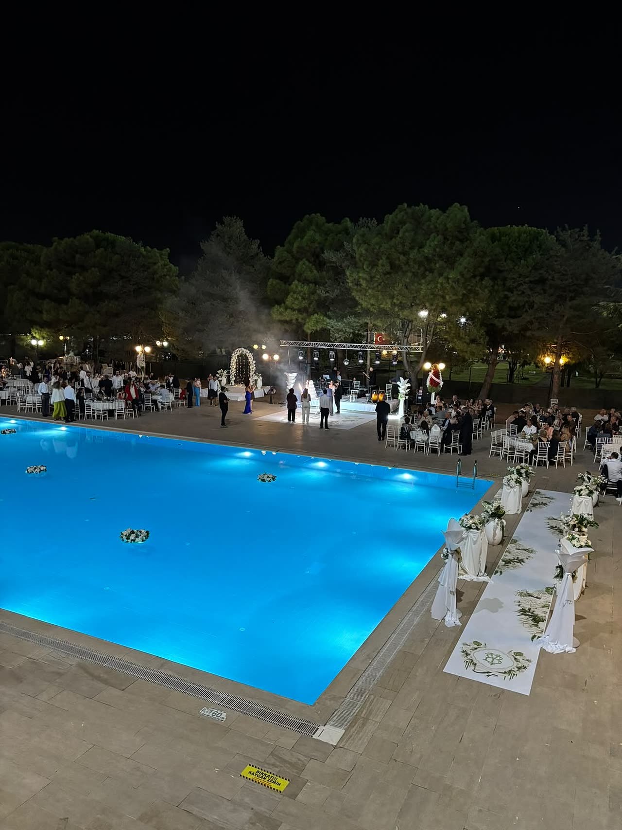 Gece ışıklandırmalı havuz, Emexotel Havuzbaşı