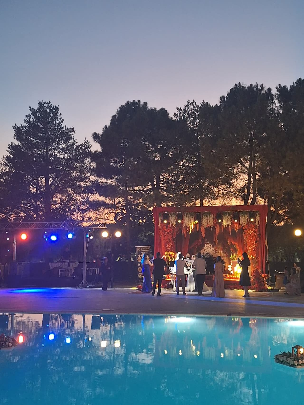 Gece eğlencesi, Emex Hotel havuzbaşı