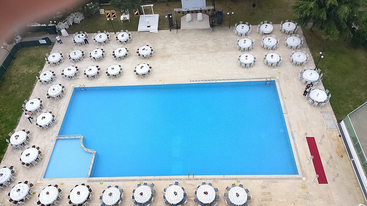 Havuzu saran masa düzeni (drone), Emex Hotel