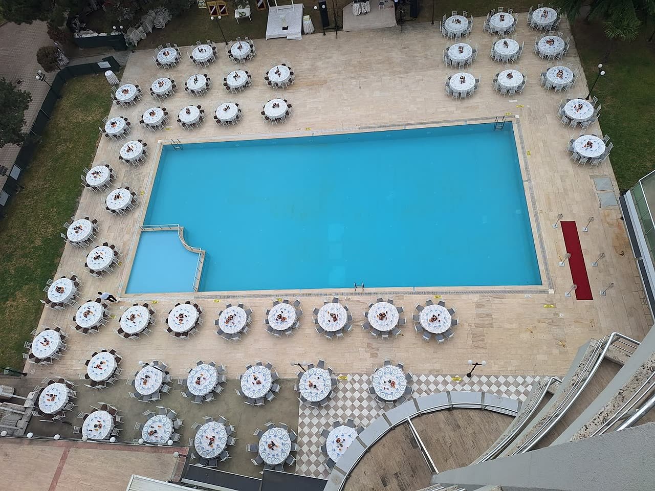 Havuzu saran masa düzeni (drone), Emex Hotel