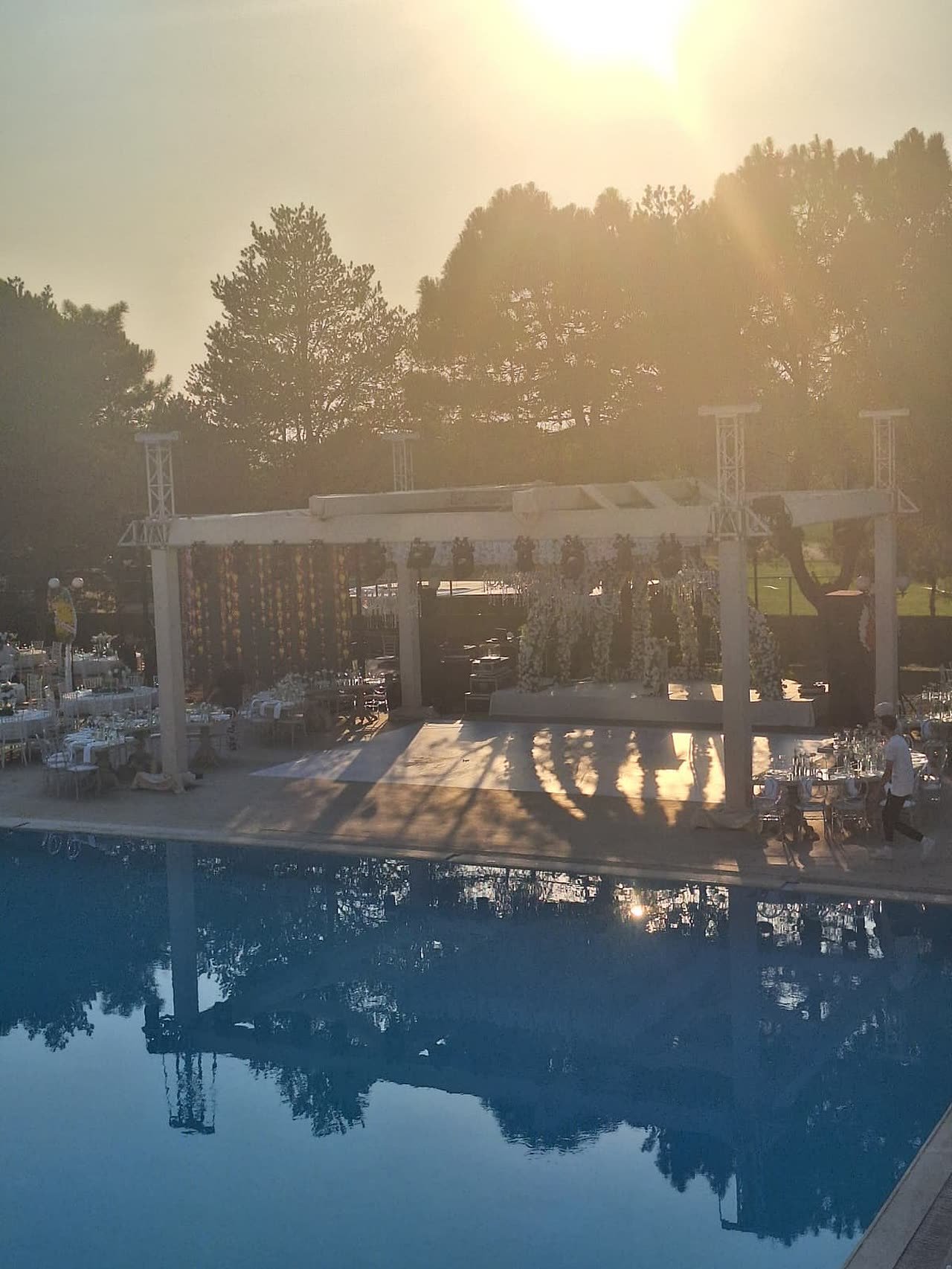 Gün batımında havuzbaşı davet, Emex Hotel