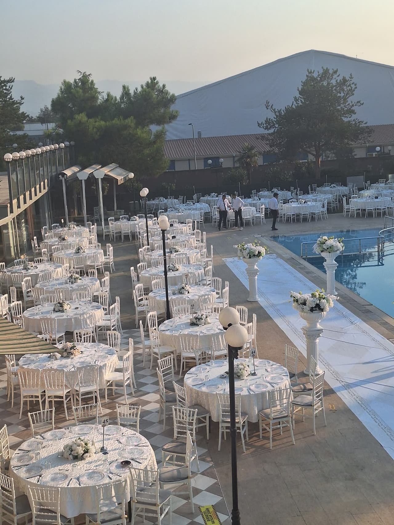 Gün batımında havuzbaşı davet, Emex Hotel