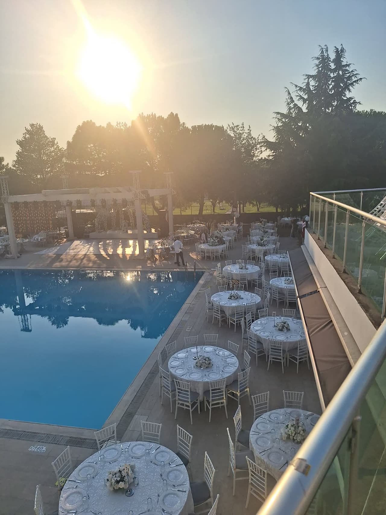 Gün batımında havuzbaşı davet, Emex Hotel