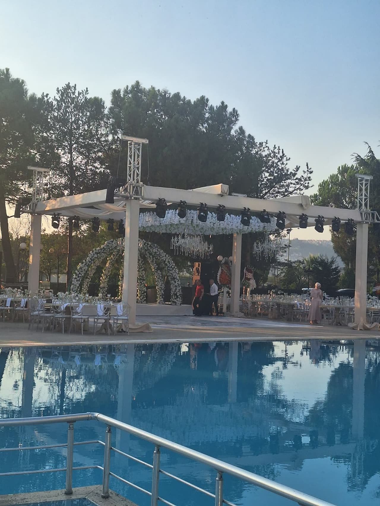 Akşam saatlerinde havuzbaşı sahne, Emex Hotel