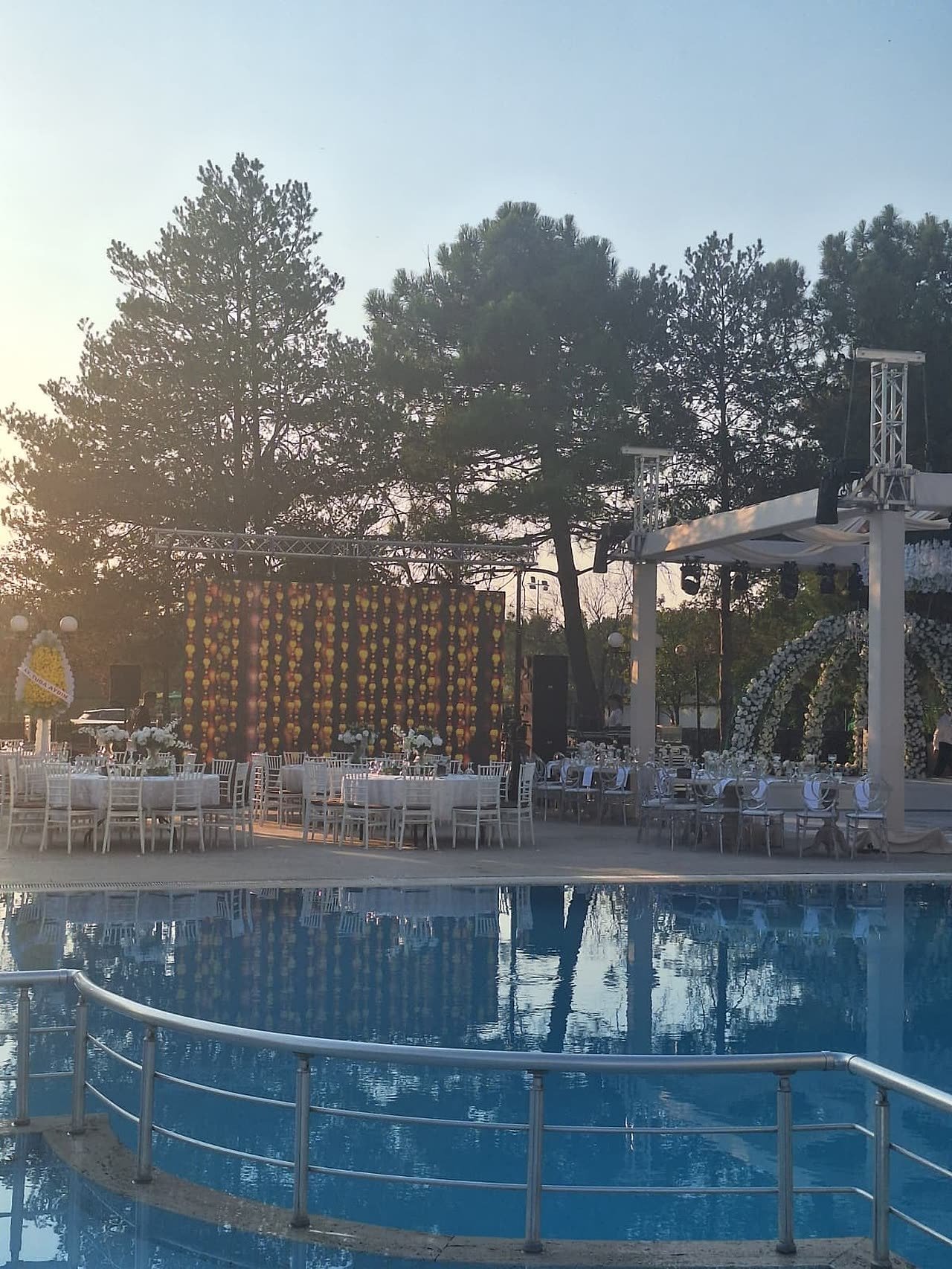 Akşam saatlerinde havuzbaşı sahne, Emex Hotel