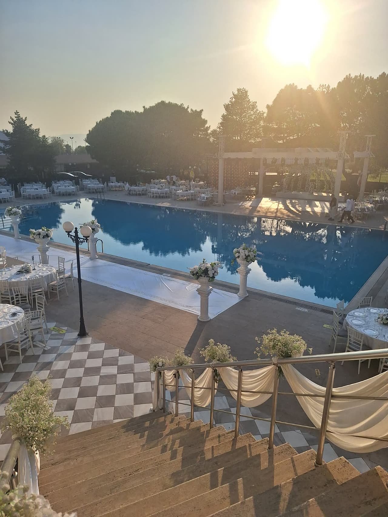 Gün batımında havuzbaşı davet, Emex Hotel