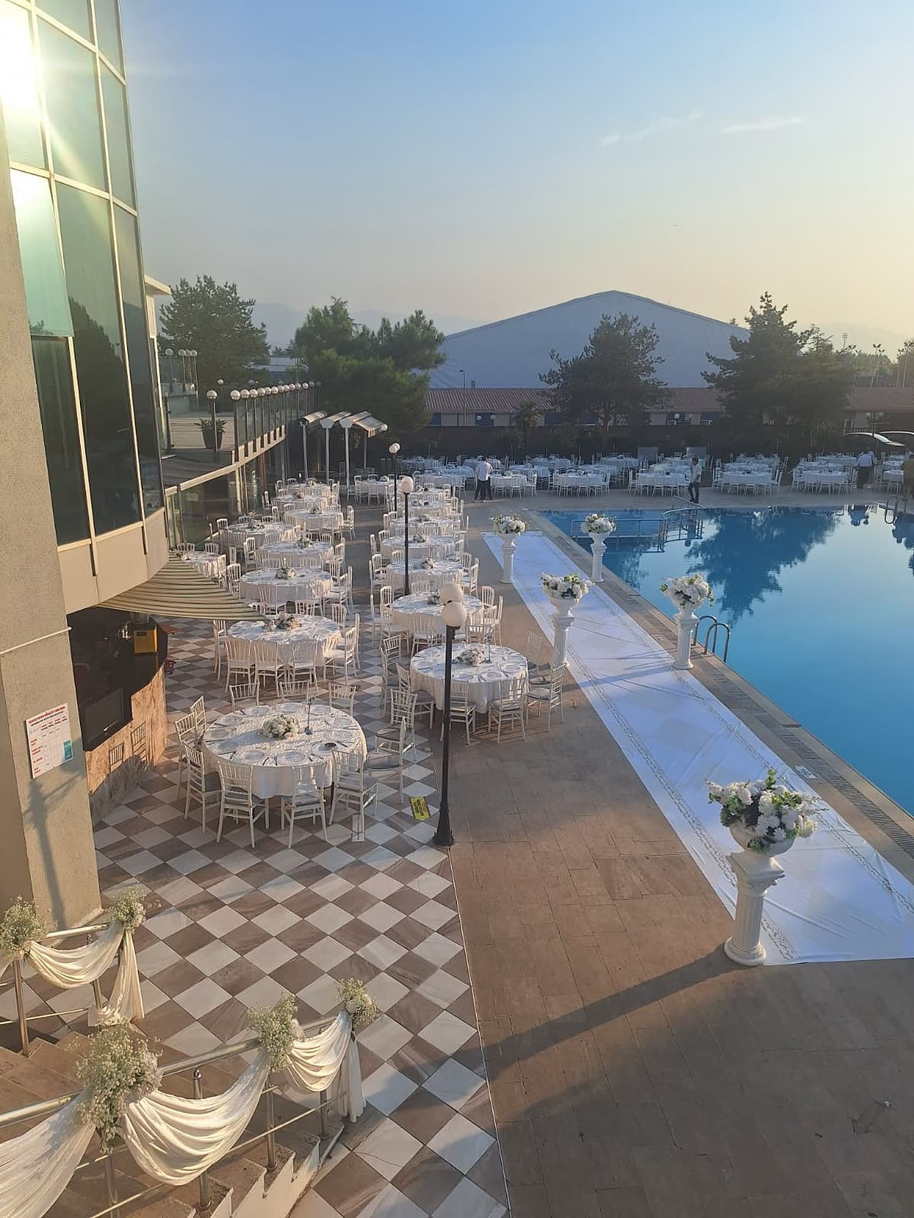 Gün batımında havuzbaşı davet, Emex Hotel