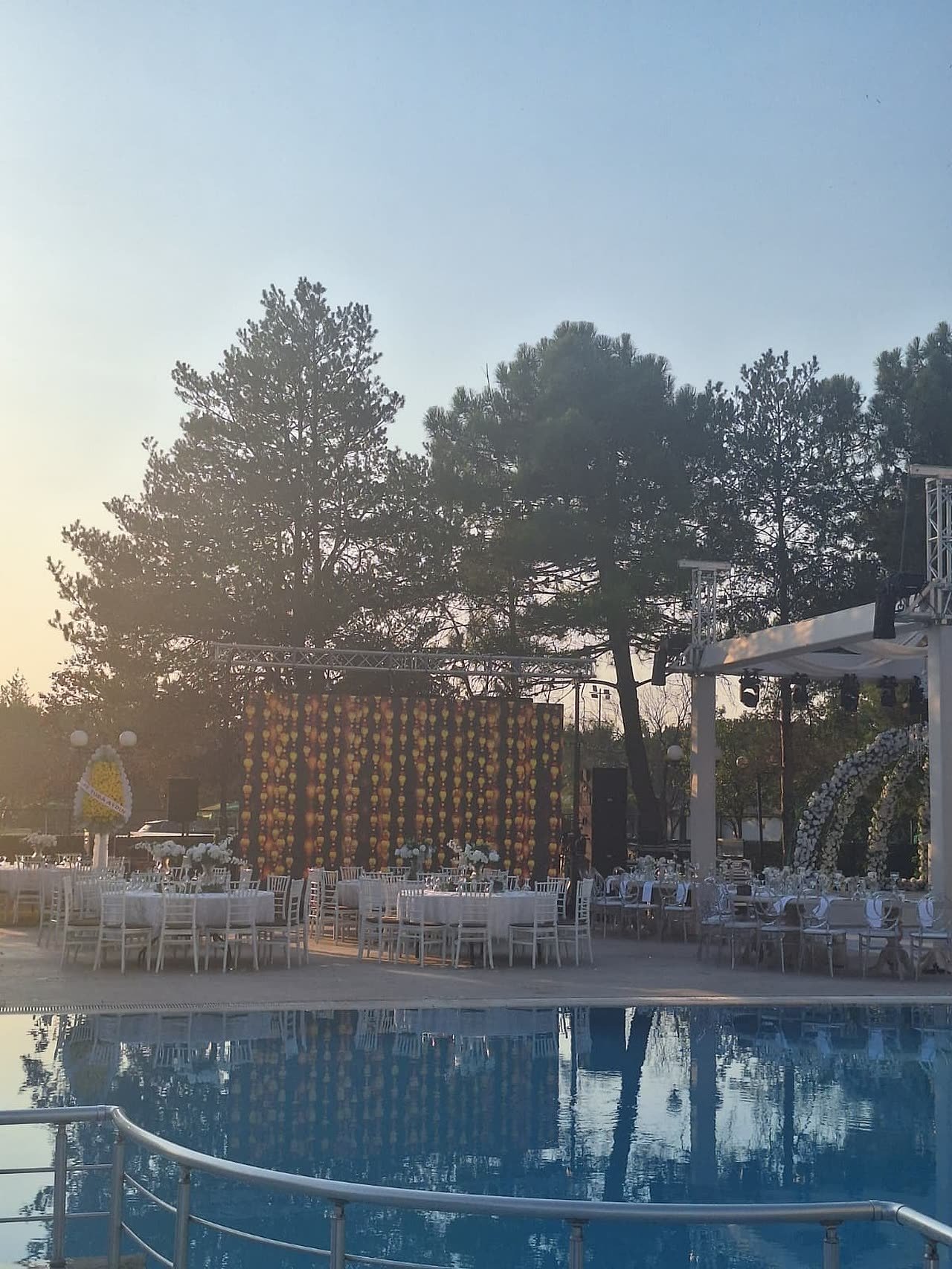 Gün batımında havuzbaşı davet, Emex Hotel