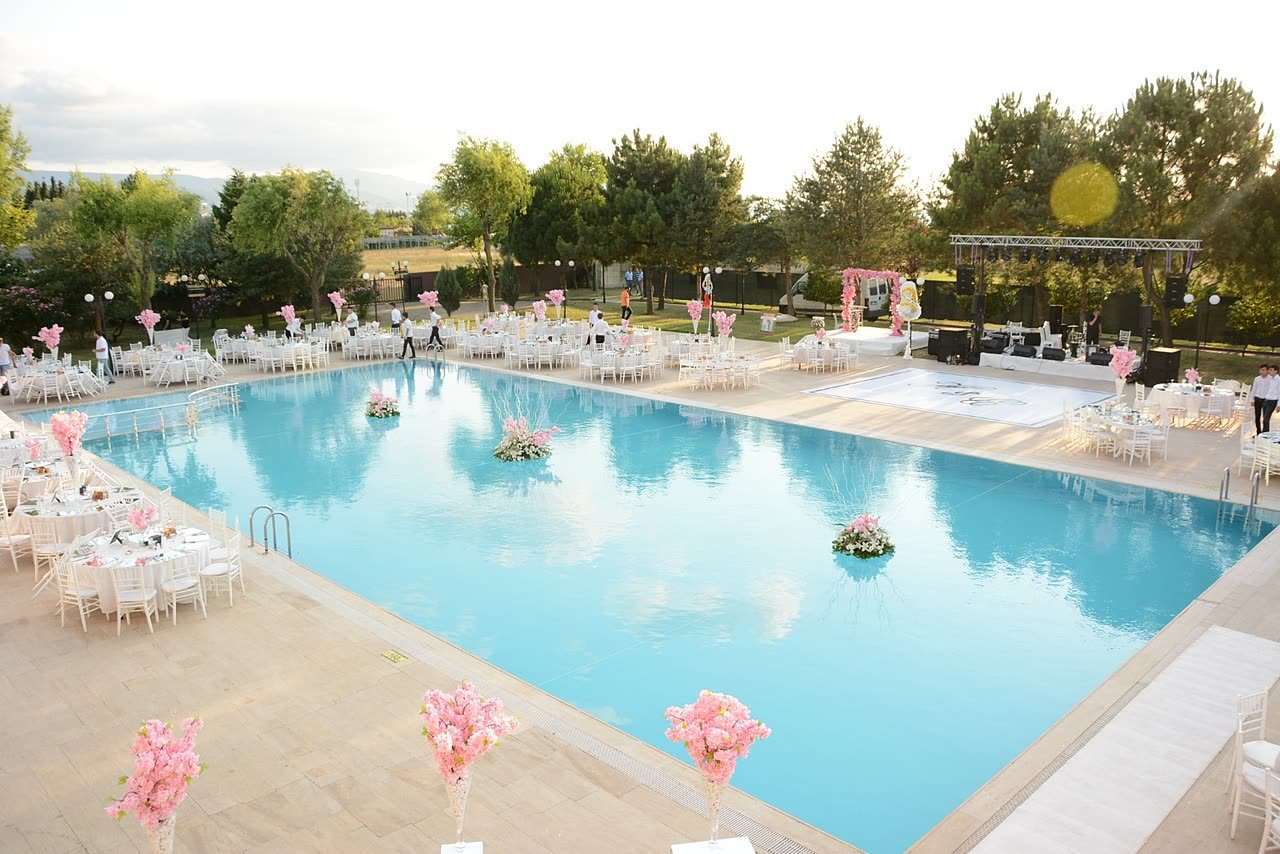 Emex Hotel havuzbaşı düğün alanı: havuz, çevresinde masalar ve sahne
